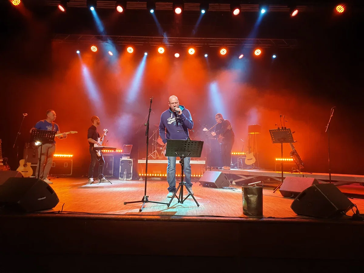 Groupe en concert, contres bleus et ambiance ambrée