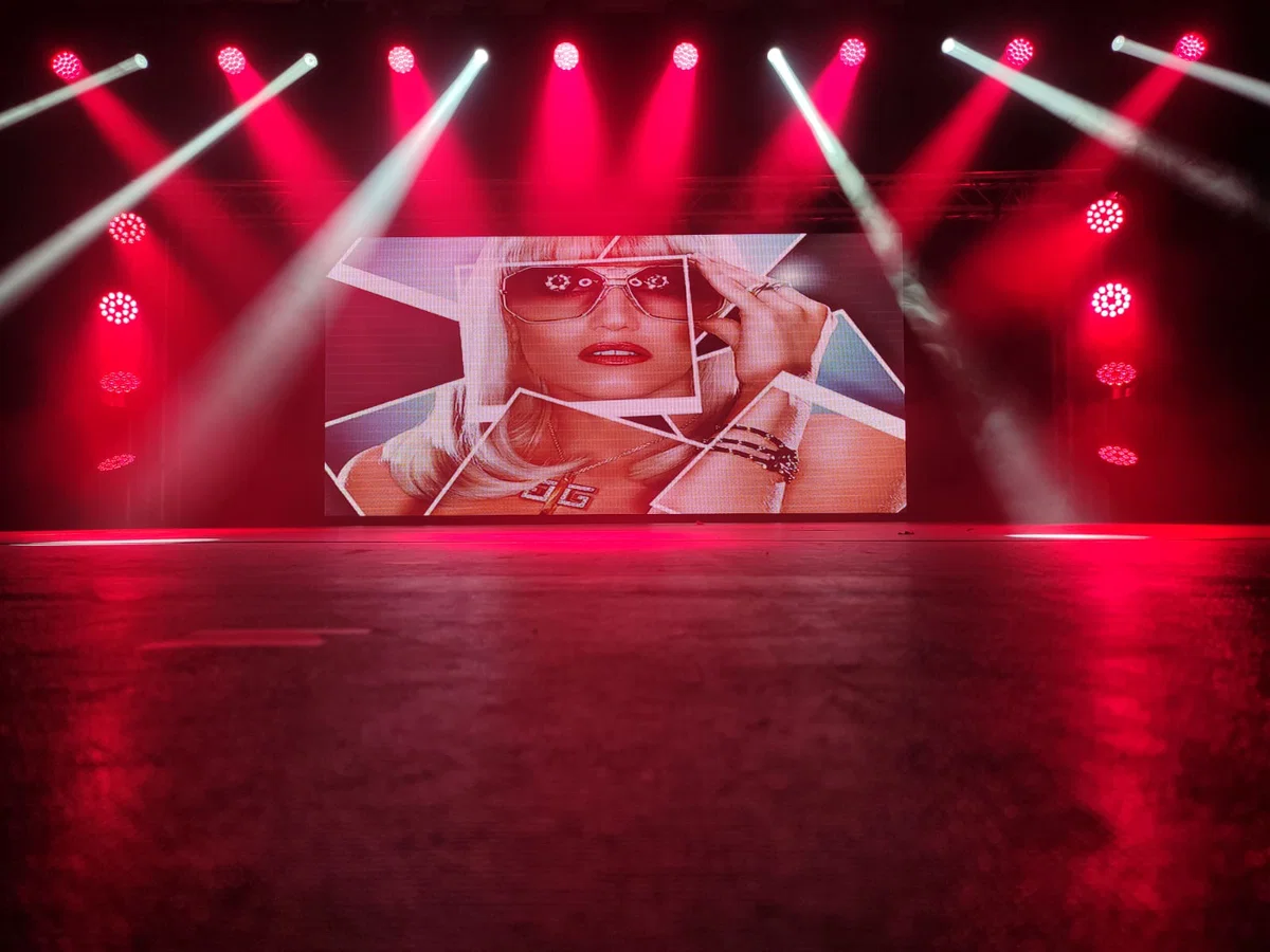 Scène avec écran LED et contres rouges avant un défilé